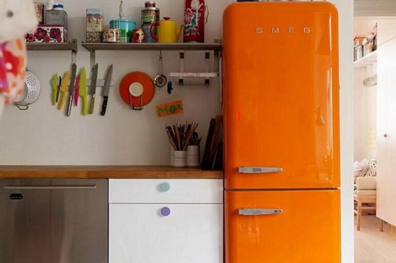 Decoração de cozinha simples com geladeira colorida