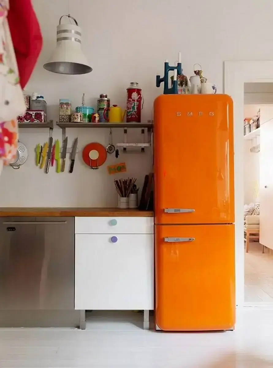 Decoração de cozinha simples com geladeira colorida