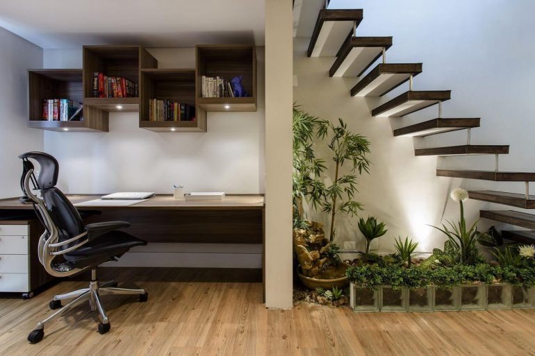 Dependendo do tamanho da escada é possível criar até dois ambientes sob ela