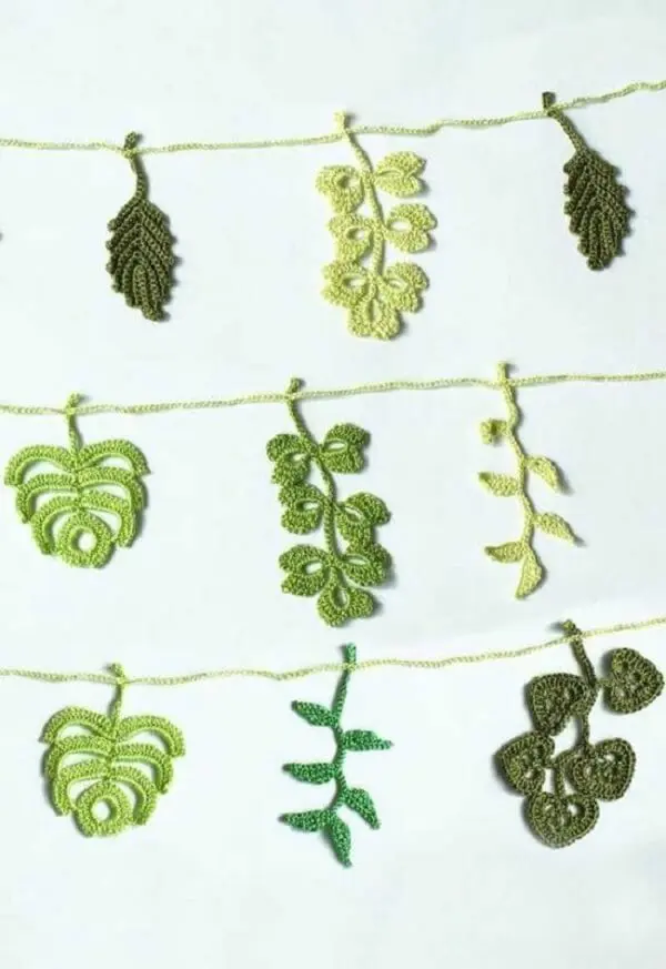 Diversas espécies de plantas representadas por lindas folhas de crochê