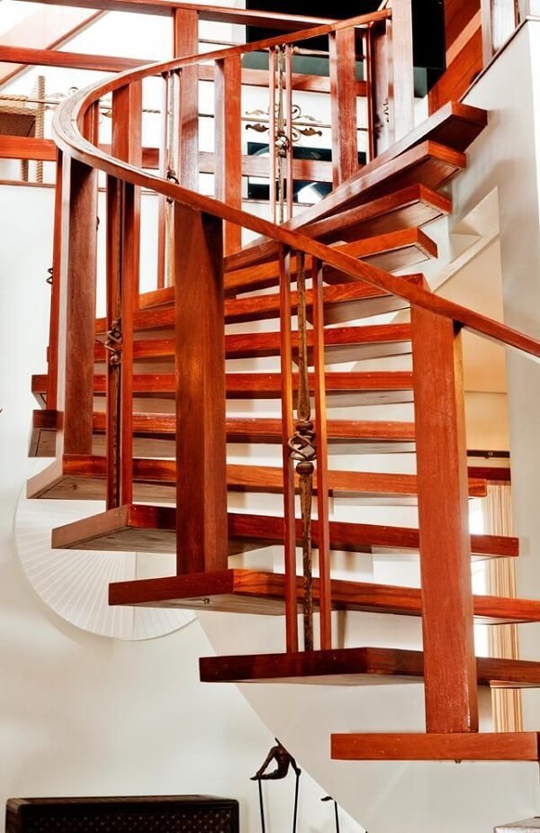 Escada de madeira caracol. Fonte: Archdesign Studio