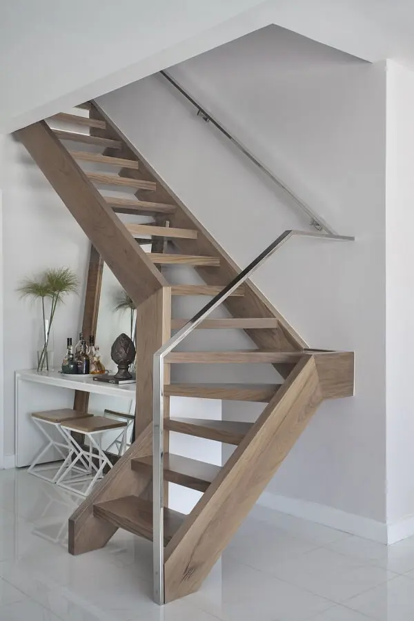Escada de madeira e corrimão metálico. Fonte: Mariana Martini