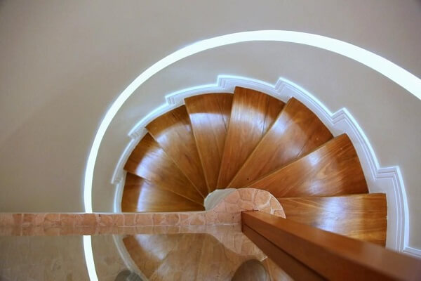 Escada de madeira em formato caracol. Fonte: MeyerCortez Arquitetura & Design
