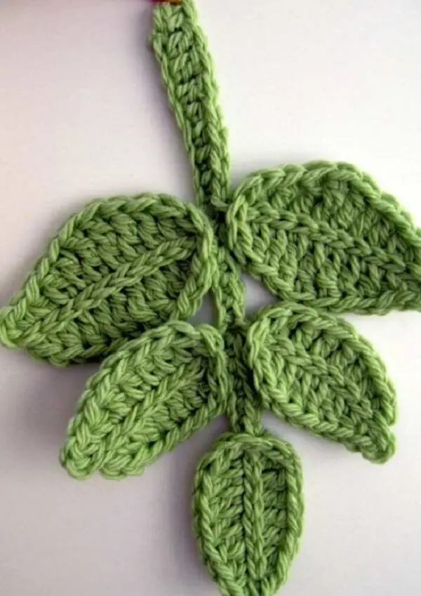 Folhas de crochê feita com tramas fechadas e charmosas