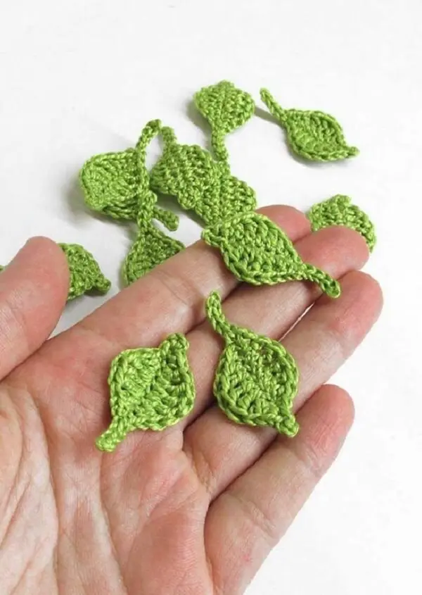 Folhas de crochê pequeninas são perfeitas para iniciantes da técnica
