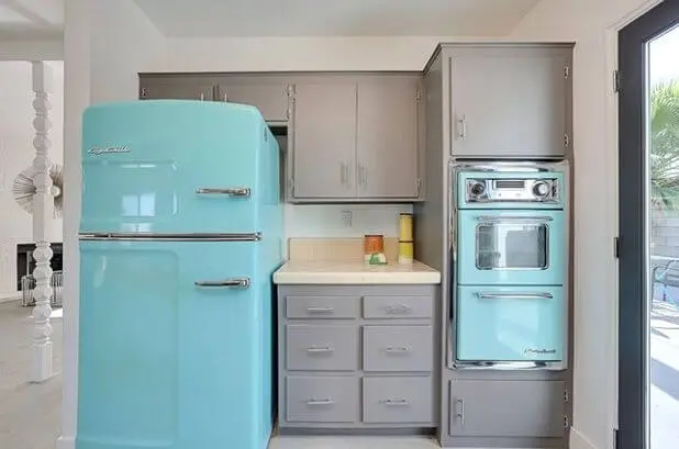 Geladeira colorida azul combinando com outros eletrodomésticos
