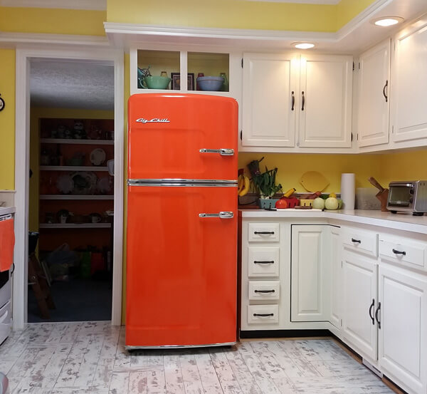 Geladeira colorida laranja duplex em cozinha branca