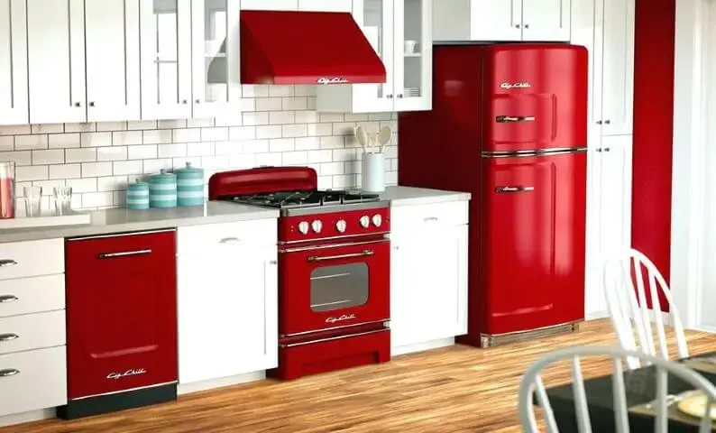 Geladeira colorida vermelha com eletrodomésticos combinando