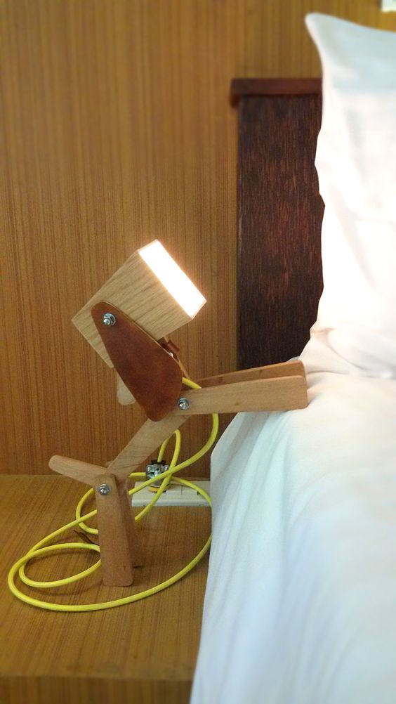 Luminaria de madeira em formato de cachorro para mesa de apoio