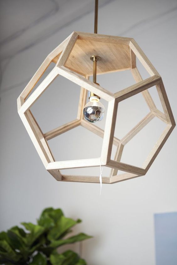 Luminária de madeira hexagonal
