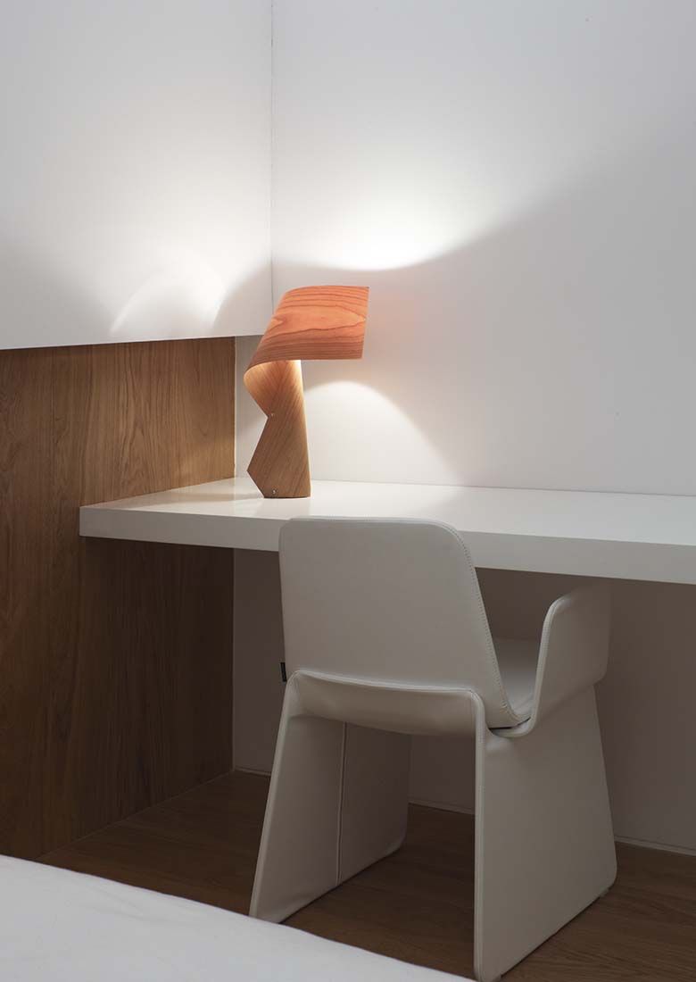 Luminária de madeira para escritório 