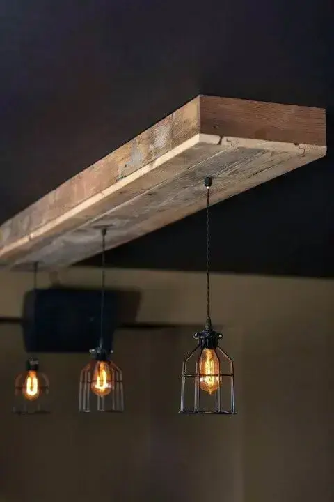 Luminária de madeira com base de madeira
