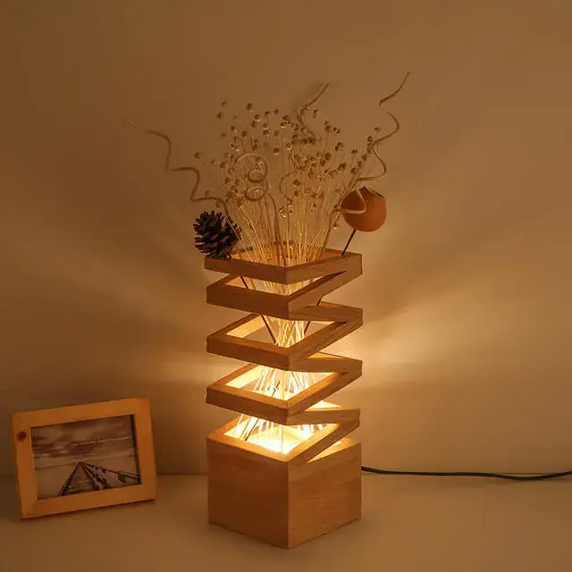 Luminária de madeira com design diferente na mesa