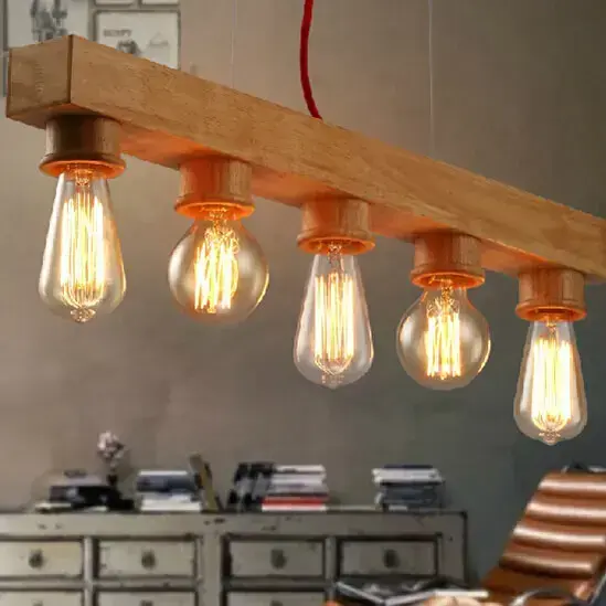 Luminária de madeira com lâmpadas diferentes