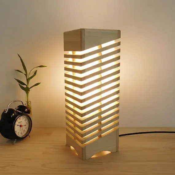 Luminária de madeira com madeira clara