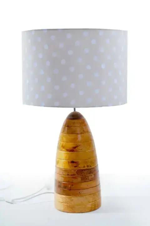 Luminária de madeira de mesa com cúpula de bolinhas Projeto de Karine Soares