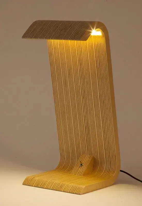 Luminária de madeira de mesa com design diferente
