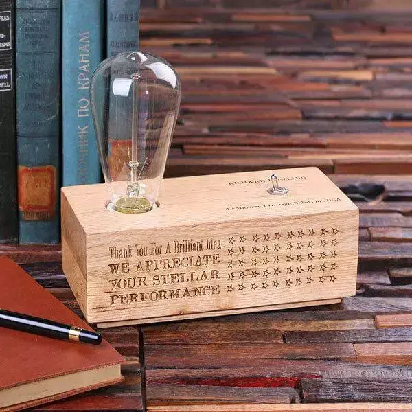 Luminária de madeira de mesa em formato de caixa