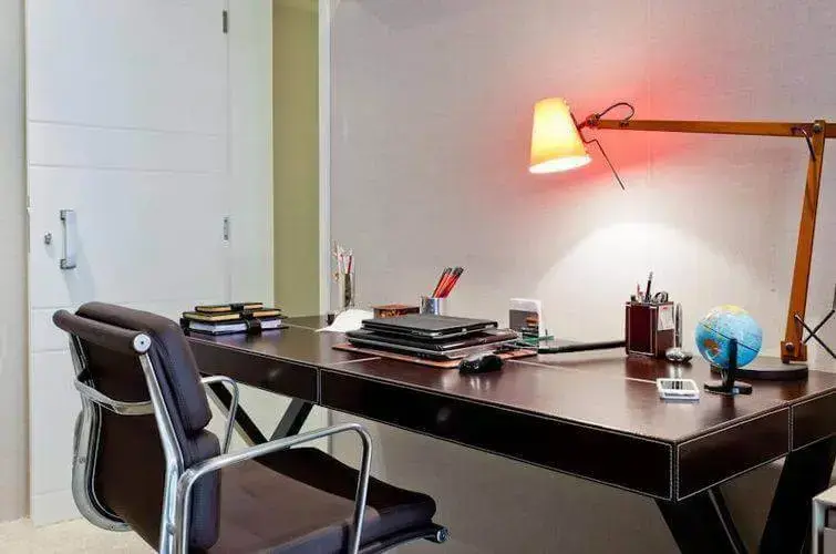 Luminária de madeira de mesa em home office Projeto de Sesso Dalanezi