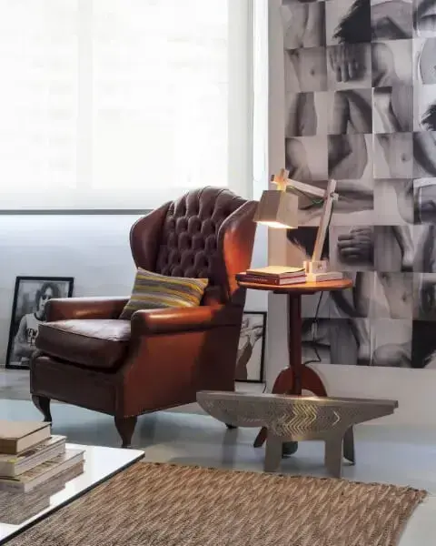 Luminária de madeira de mesa em área de leitura Projeto de Decoradoria Decoração Online