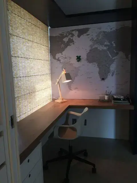 Luminária de madeira de mesa no home office Projeto de Cristina Bozian