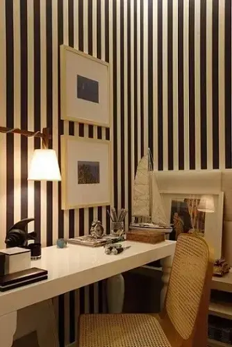 Luminária de madeira de mesa no home office Projeto de Rodrigo Fonseca