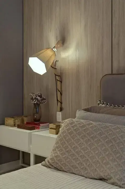 Luminária de madeira de parede ao lado da cama Projeto de Renata Basques