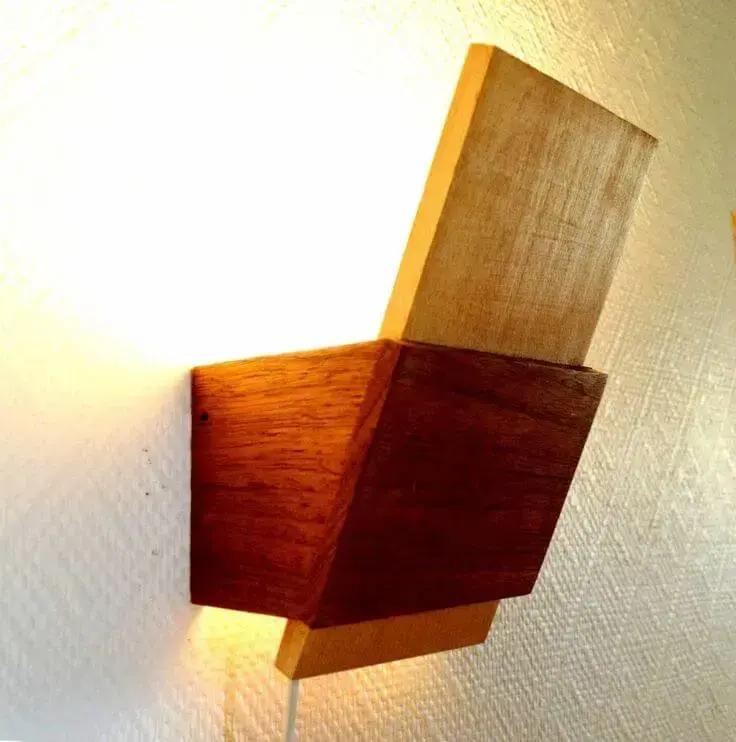 Luminária de madeira de parede com madeiras diferentes