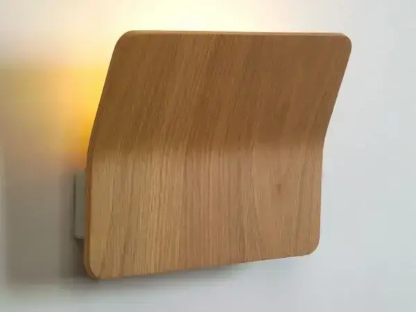 Luminária de madeira de parede como arandela