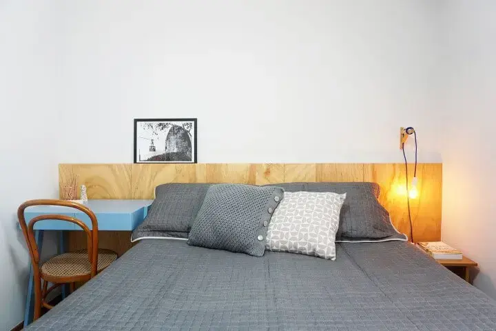 Luminária de madeira de parede na cabeceira da cama Projeto de Estúdio Gamboa de Arquitetura