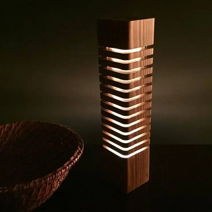 Luminária de madeira escura de mesa