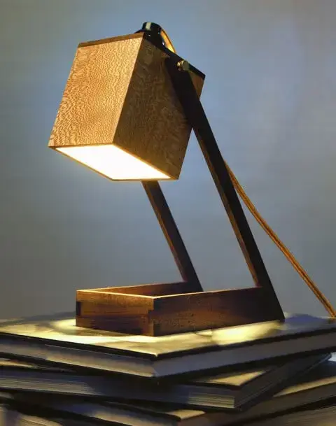 Luminária de madeira geométrica de mesa