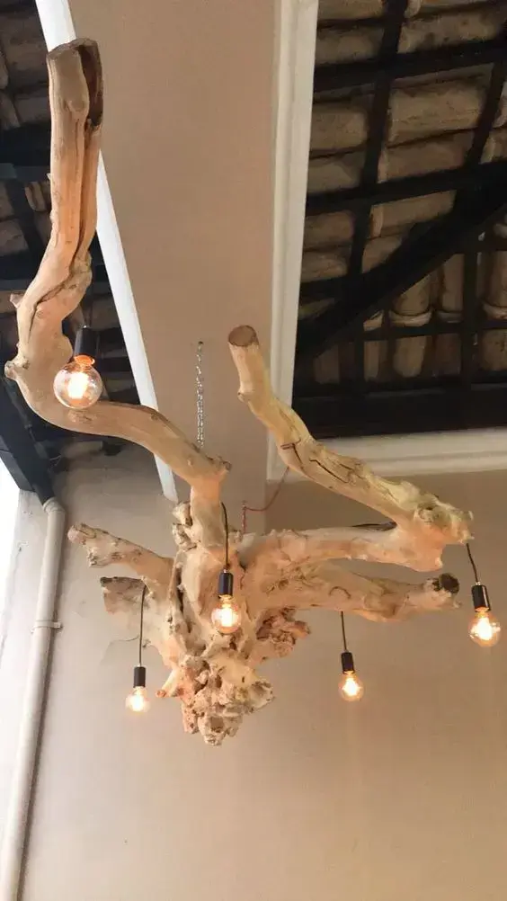 Luminária de madeira na sala 