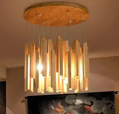 Luminária de madeira pendende com pedaços de madeira
