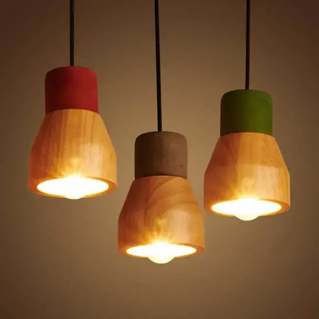 Luminária de madeira pendente com base colorida