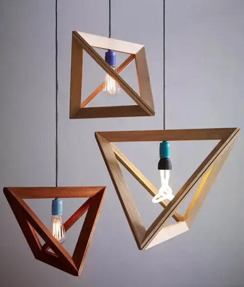 Luminária de madeira pendente com lâmpadas diferentes