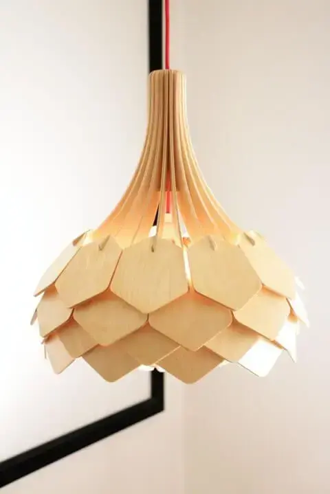 Luminária de madeira pendente com visual diferente