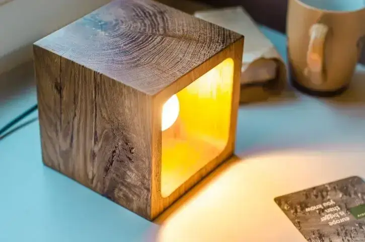 Luminária de madeira quadrada de mesa