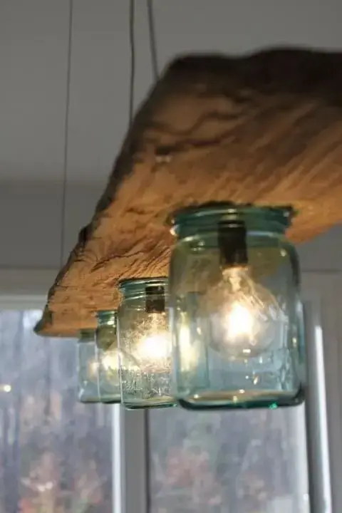 Luminária de madeira rústica com potes de vidro