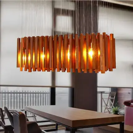 Luminária de madeira sobre mesa de jantar