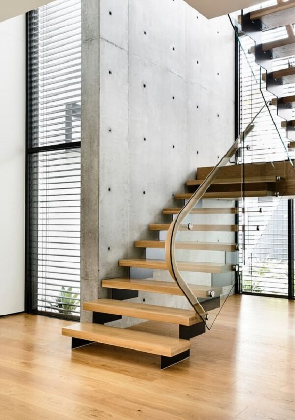Muitos projetos usam a escada de madeira na arquitetura. Fonte: Casa Library