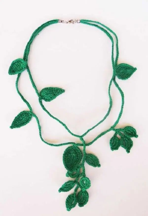 O colar feito com folhas de crochê traz um toque especial no visual