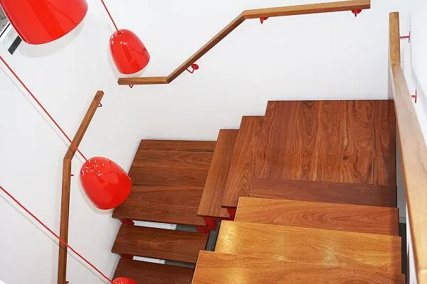 O corrimão de madeira traz segurança para quem usa a escada. Fonte: Escadas MV