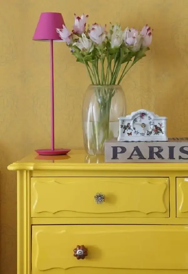 Os puxadores delicados trazem um toque especial para a cômoda retrô amarela. Fonte: Homify BR