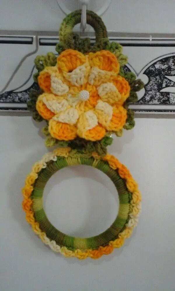 Porta pano de prato de crochê com flor amarela e laranja