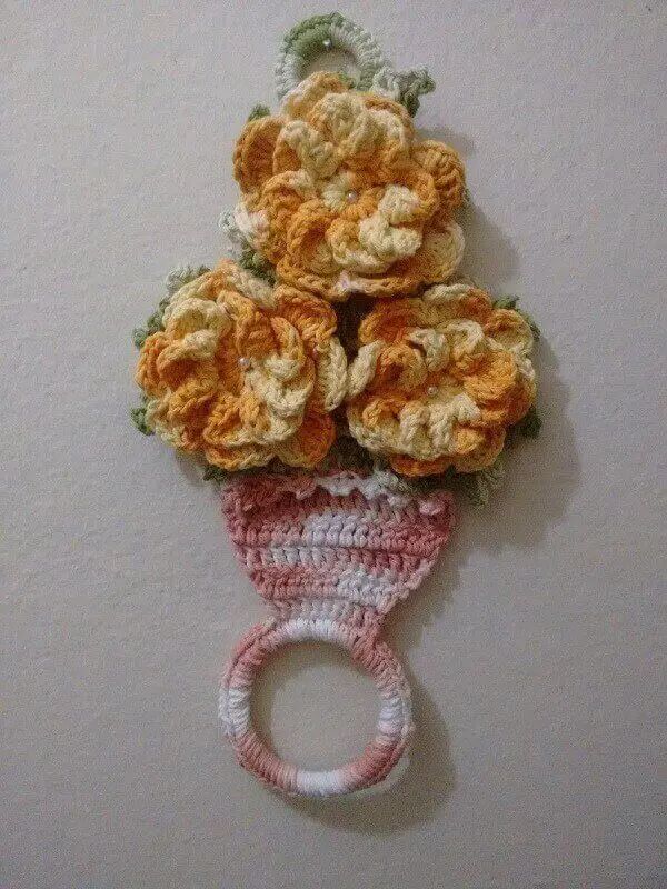 Porta pano de prato de crochê com flores laranjas e suporte