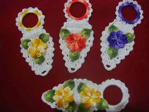 Porta pano de prato de crochê com motivos de flores