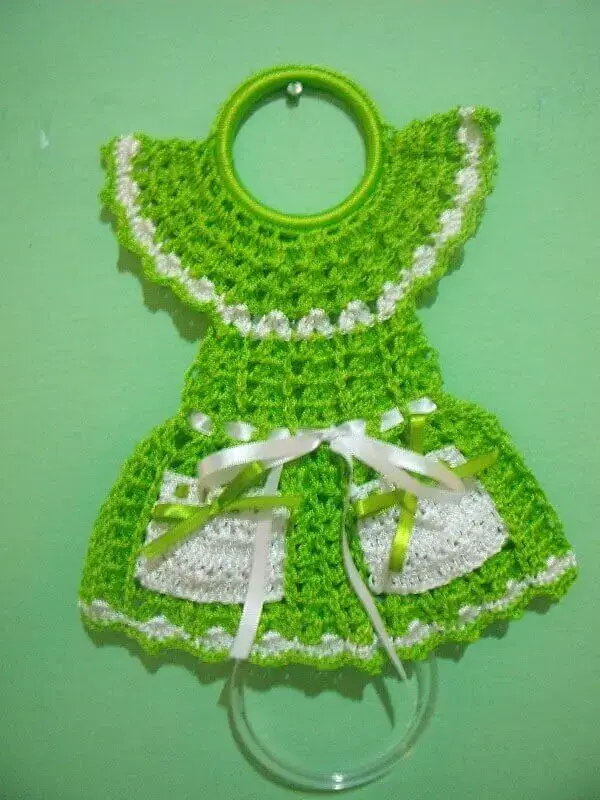 Porta pano de prato de crochê com vestido verde
