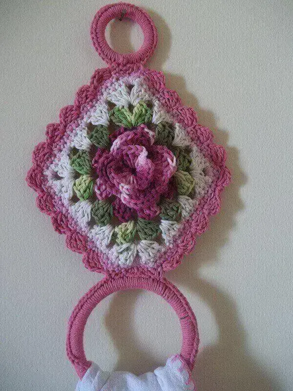 Porta pano de prato de crochê rosa com motivos florais