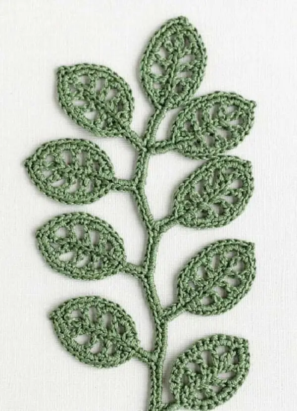Ramo delicado feito com folhas de crochê vazadas